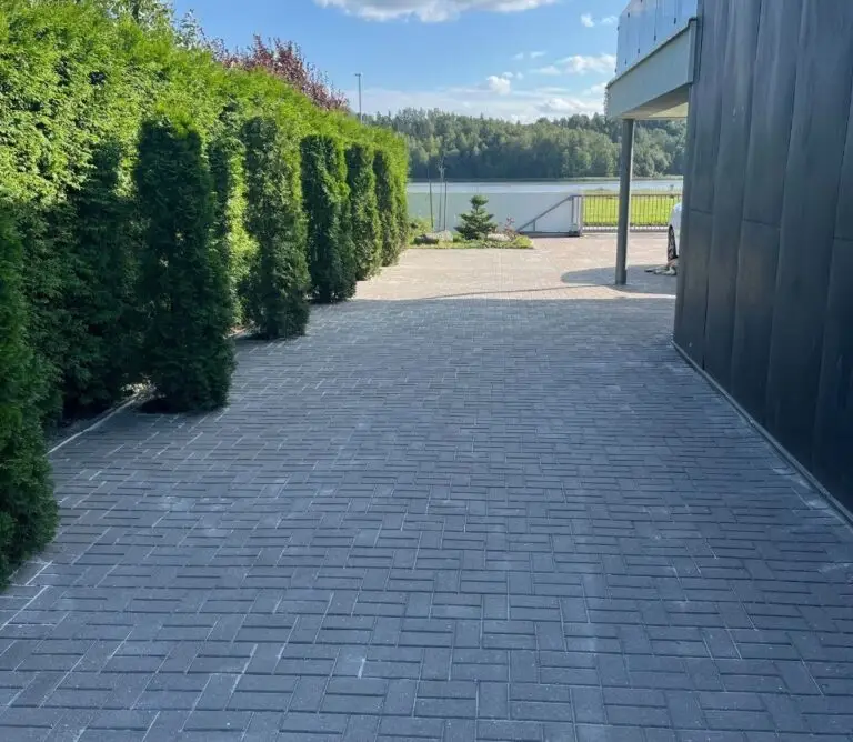 Hallide tänavakivide survepesu tulemus pildina tehtud tööde hulgas.