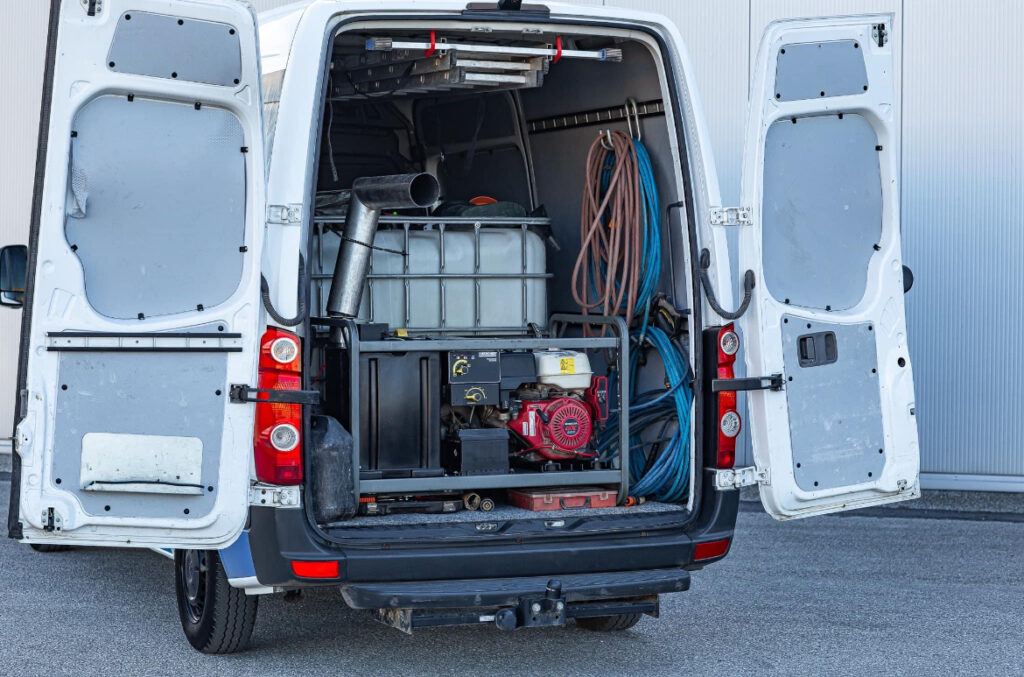 Mobiilse survepesu kaubik, mis kannab sisepõlemismootoriga survepesurit ja veemahutit