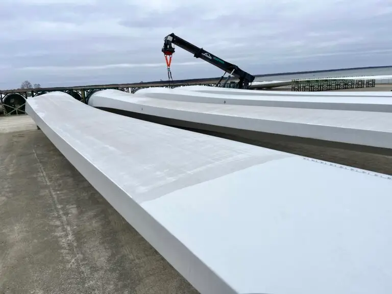 Sopi-Tootsi tuulepargi tuulikute labade mobiilne survepesu. Pilt tehtud tööde hulgas.