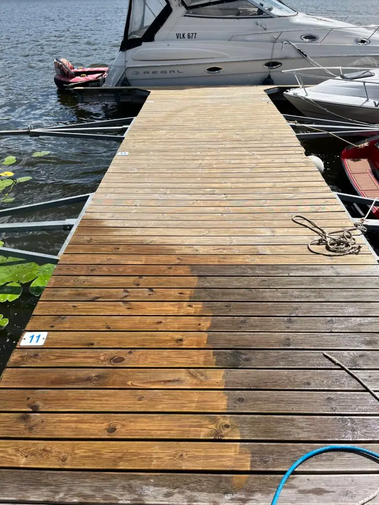 Puidust laudadest ehitatud paadisilla survepesu enne ja pärast võrdlus