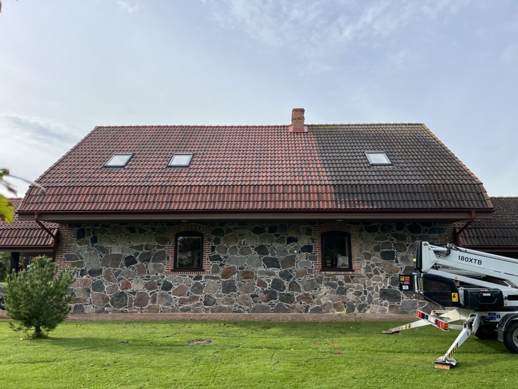 Punase katuse katusepesu võrdlus enne ja pärast survepesu.