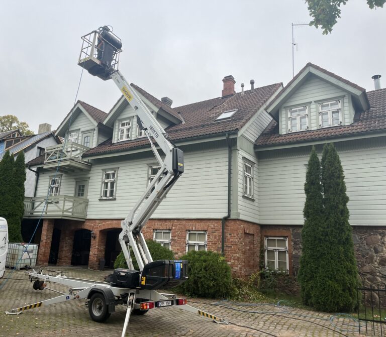 Tehtud tööde hulgas olev pilt, kus toimub rohelise fassaadi ja punase katuse pesemine tõstuki abil