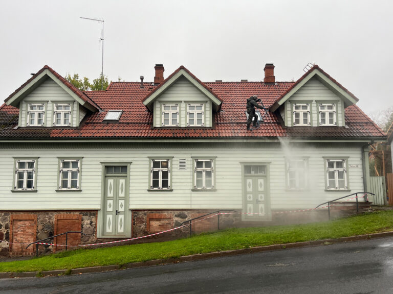 Kuumavee survepesu vahelehe "above fold" taustapilt. Punase katuse survepesu.